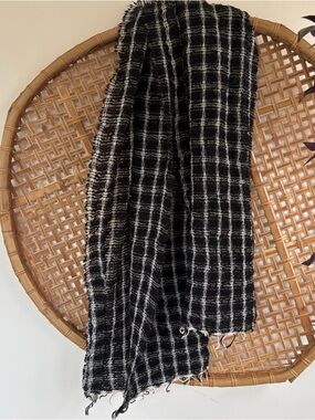 RARE Sezane et Madewell Black and White Woven Fringe Scarf